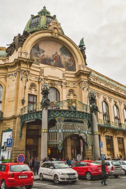 Çek Cumhuriyeti, Prag. 19 Ağustos 2015. Akşam Prag Belediye Binası. Binada çok sayıda oda ve konserler ve dans partileri için Berdzhiha Smetana adında büyük bir salon bulunmaktadır..
