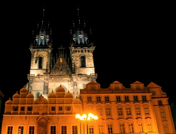 A Igreja Tyn em Praga à luz da lanterna . — Fotografia de Stock