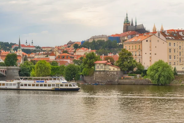 Чехия, Прага. 19 августа 2015 года. Панорама Праги с видом на собор Святого Вита . — стоковое фото