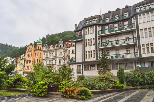 Karlovy Vary, Czech Republic. August 18, 2015: Street in Karlovy Vary in the summer. The resort city in western Bohemia in the area of the confluence of the Ohe and Rolava heat. — Stock Photo, Image