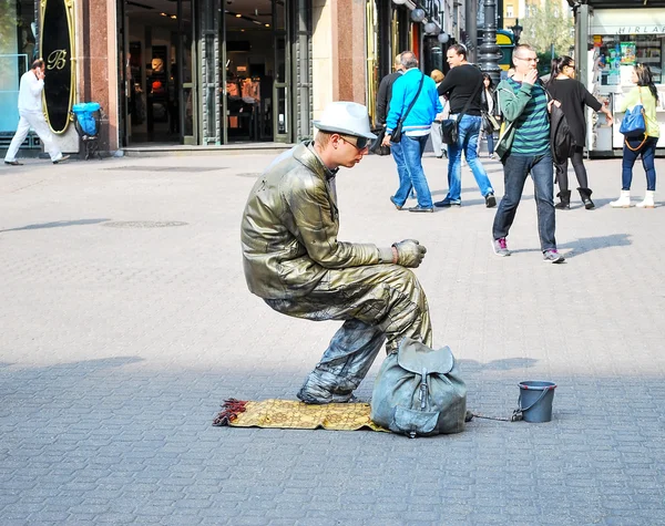 Drážďany. Německo. 13. května 2014: pouliční umělec na ulici v Drážďanech zobrazuje zmražená socha. Drážďany-jedno z nejnavštěvovanějších měst v Německu. V roce jej navštíví asi 8 000 000 turistů. — Stock fotografie