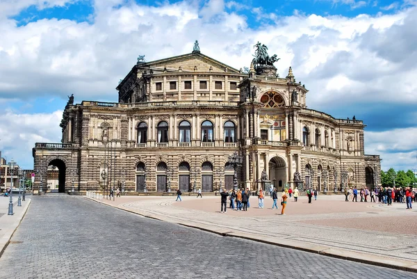 Дрезден, Германия. 13 мая 2014 года: Дрезденская государственная опера , — стоковое фото