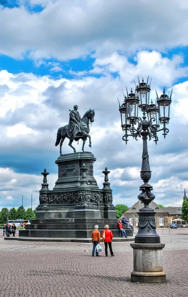 Dresden, Alemanha. 13 de maio de 2014: Estátua equestre do rei Johann em um dia ensolarado em Dresden. Rei da Saxônia em 1854-1873 anos . — Fotografia de Stock