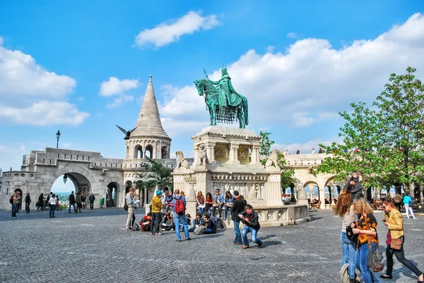 Budapeste, Hungria. 10 de maio de 2014: uma estátua do primeiro rei húngaro Santo Estêvão I no Bastião dos Pescadores em Budapeste — Fotografia de Stock