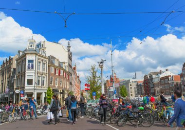 Amsterdam, Hollanda - 28 Mayıs 2015: Amsterdam sokakta güneşli bir gün. 