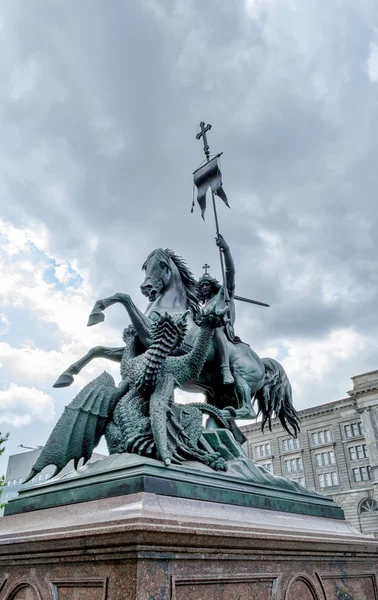 Die statue des heiligen george im kampf mit dem drachen in berlin. — Stockfoto