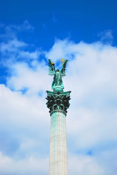 Coluna sobre a Praça dos Heróis em Budapeste, na Hungria, contra o céu azul — Fotografia de Stock