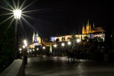 Prag'da fener ışığında akşam Charles Köprüsü