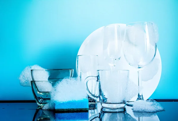 Vidros, vidro, caneca, na espuma, espuma de esponja, copos lavados, fundo azul — Fotografia de Stock