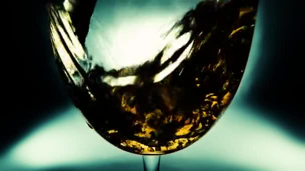 ガラスに注ぐ白ワインの創造的なマクロスローモーションビデオ 白ワインを注ぐとガラスが閉じます 古いレトロなグランジヴィンテージスタイル — ストック動画
