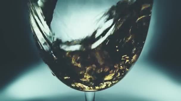 创意的宏观慢动作视频 白葡萄酒倒入杯子 酒杯倒入白葡萄酒特写 老旧的复古风格 — 图库视频影像