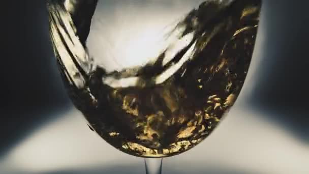 Kreatywne Makro Spowolnione Wideo Białego Wina Wlewającego Się Kieliszka Szklanka — Wideo stockowe