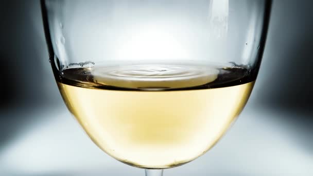 Creative Macro Slow Motion Video White Wine Glass Falling Drops — Stock Video