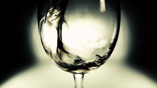 创意的宏观慢动作视频 白葡萄酒倒入杯子 酒杯倒入白葡萄酒特写 老旧的复古风格 — 图库视频影像