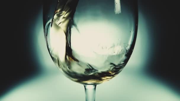Criativa Macro Vídeo Câmera Lenta Vinho Branco Derramando Copo Copo — Vídeo de Stock