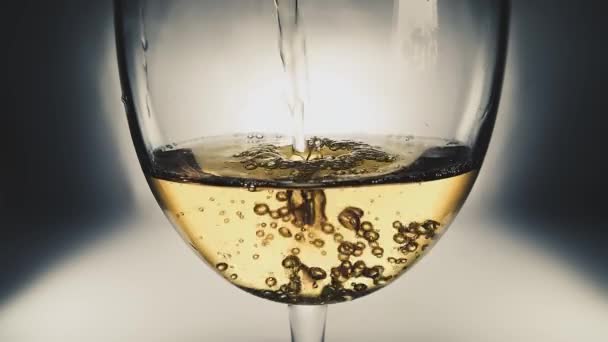 Vidéo Créative Ralenti Macro Vin Blanc Versé Dans Verre Verre — Video