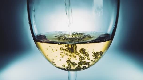 Bir Bardağa Dökülen Beyaz Şarabın Yaratıcı Makro Yavaş Çekim Videosu — Stok video