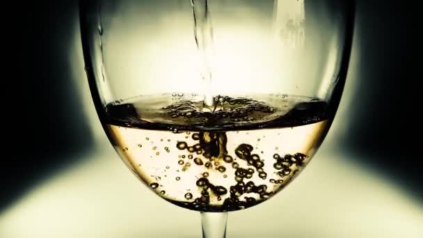 Video Macro Rallentatore Creativo Vino Bianco Versato Bicchiere Bicchiere Con — Video Stock