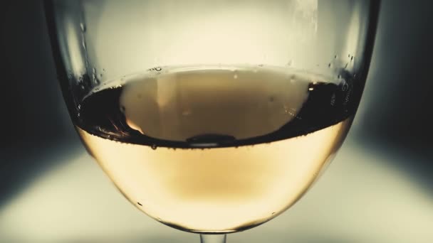 Vídeo Cámara Lenta Macro Creativa Vino Blanco Salpicando Vaso Lado — Vídeo de stock