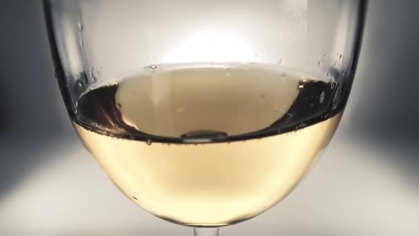 Vídeo Cámara Lenta Macro Creativa Vino Blanco Salpicando Vaso Lado — Vídeo de stock