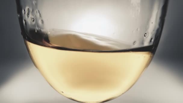 Vídeo Cámara Lenta Macro Creativa Vino Blanco Salpicando Vaso Lado — Vídeo de stock