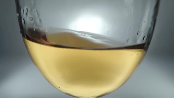 Yaratıcı Makro Yavaş Çekim Ham Video Beyaz Şarap Bir Bardaktan — Stok video