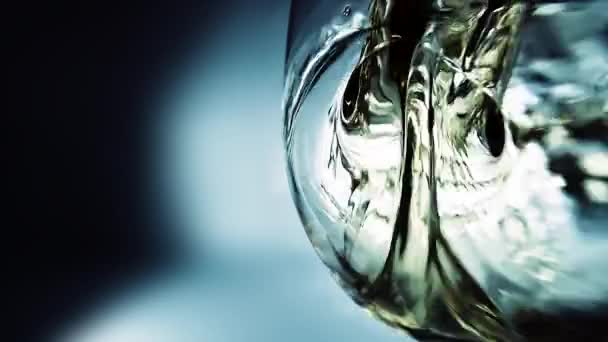 Video Macro Rallentatore Creativo Vino Bianco Versato Bicchiere Bicchiere Con — Video Stock