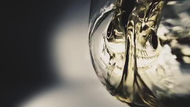 Δημιουργικό Μακροσκοπικό Βίντεο Αργής Κίνησης Λευκό Κρασί Πέφτει Ένα Ποτήρι — Αρχείο Βίντεο