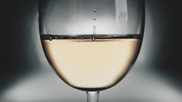 Creative Macro Slow Motion Video White Wine Glass Falling Drops — Stock Video