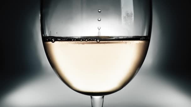 Kreatywne Makro Spowolnione Wideo Białym Winem Szklance Spadającymi Kroplami Wina — Wideo stockowe