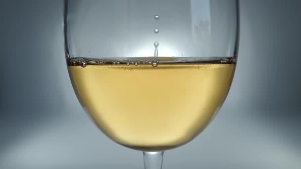 Vídeo Creativo Cámara Lenta Vino Blanco Una Copa Una Gota — Vídeo de stock