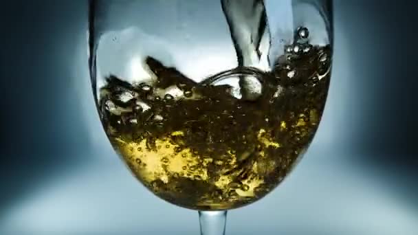Креативне Макро Повільне Відео Про Біле Вино Виливається Склянку Склянка — стокове відео