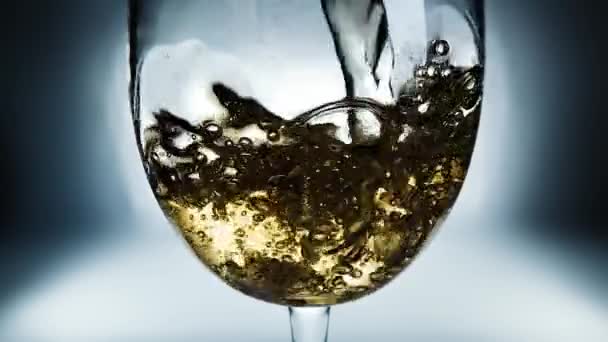 Vídeo Cámara Lenta Macro Creativa Vino Blanco Vertiendo Una Copa — Vídeo de stock