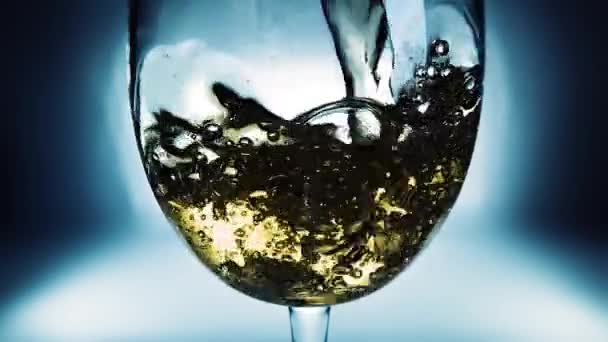 Kreativ Makro Slow Motion Video Vitt Vin Häller Ett Glas — Stockvideo