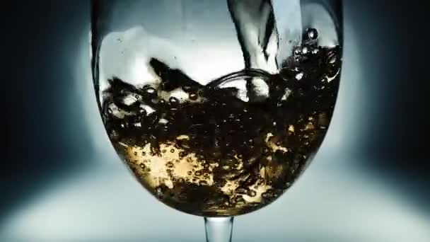 Vídeo Cámara Lenta Macro Creativa Vino Blanco Vertiendo Una Copa — Vídeo de stock