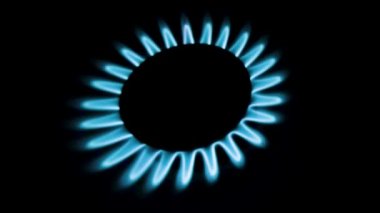 Yanan gaz ocağı yuvası, siyah arka planda mavi alevler makro yakın plan. Gaz devreye giriyor, mavi alevi yakıyor. Siyah arka planda izole edilmiş gaz sobası.