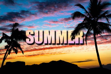 Gün batımında ufukta dağların siluetleri ve fotoğrafın yanında palmiye ağaçları ve ortasında da yaz. Gün batımında palmiye ağaçlarının ve dağların siluetleri.