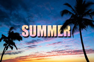 Gün batımında fotoğrafın yanında palmiye ağaçlarının siluetleri ve 