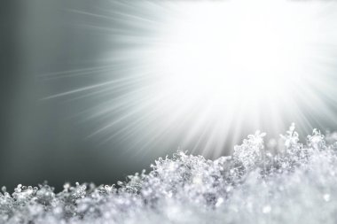 Güneş ışığının ışıltılarında kar tanelerinin yakın çekim yaptığı doğal kar dokusu. Boş, tatil hediye kartları için arka plan. Karların makro dokusu, kar taneleri
