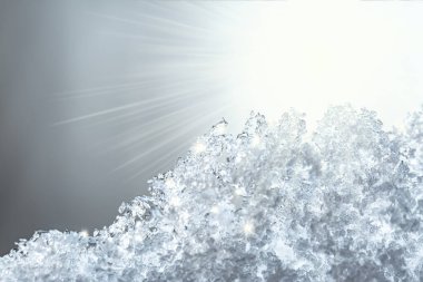 Güneş ışınları ve parlayan güneş ile doğal kar dokusu. Pencereye yumuşak renklerde kar yağışının yakın çekim dokusu. Yaratıcı kış festivali arka planı