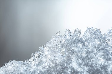 Penceredeki doğal karın makro dokusu güneşin arka planına karşı yumuşak açık renklerde.
