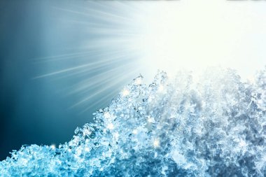 Güneş ışınları ve parlayan güneş ile doğal kar dokusu. Penceredeki karın yumuşak mavi tonlarda yakın çekim dokusu. Yaratıcı kış festivali arka planı