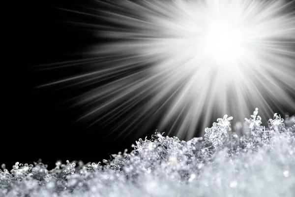 黒を基調とした明るい光の光線の中で雪の結晶が閉じ込められた自然な雪のテクスチャ ブランク 休日のギフトカードの背景 — ストック写真