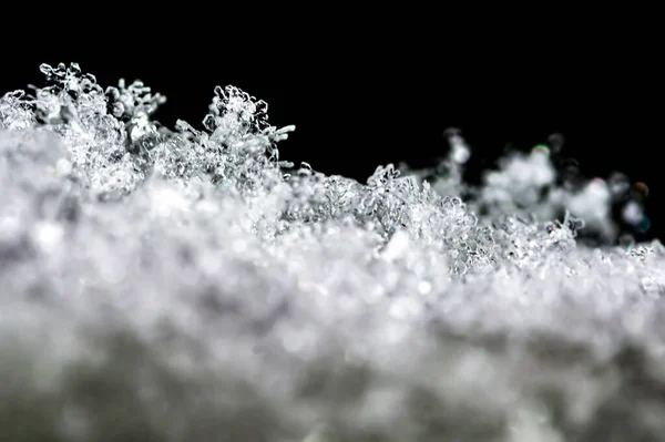 Natuurlijke Sneeuwtextuur Met Sneeuwvlokken Close Het Raam Geïsoleerd Zwarte Achtergrond — Stockfoto