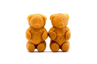 Oyuncak ayılar ile yoğunlaştırılmış süt beyaz bir arka plan üzerinde izole şeklinde tatlılar