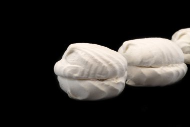 izole bir siyah arka plan üzerine beyaz krema