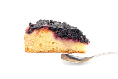 böğürtlenli turta beyaz izole bir kaşık ile