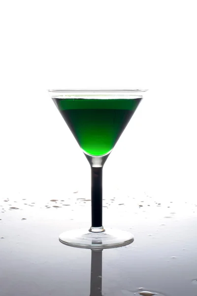 Pohár zöld ital alkohol tükörképe a fehér háttér — Stock Fotó