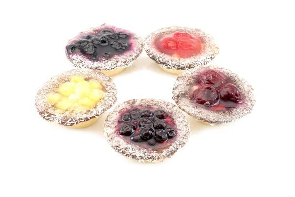 Cinco cestas Pastel con fresa de piña grosella arándano y cereza aislado sobre fondo blanco — Foto de Stock