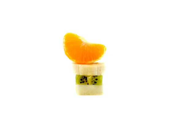 Eine Säule aufgeschnittene Apfelkiwi-Banane und Mandarine isoliert auf weißem Hintergrund — Stockfoto